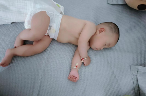 海拉尔几个月宝宝开始长牙